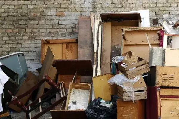 Alte Möbel und Kisten aus einer Dachbodenräumung