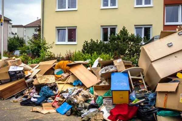 Geräumter Hausrat und Gartenabfall an der Straße